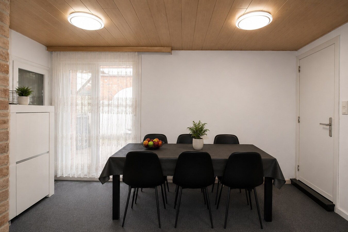 Te koop: uitzonderlijk ruime woning op centrale ligging met 6 slaapkamers, 3 badkamers én stadstuin! 