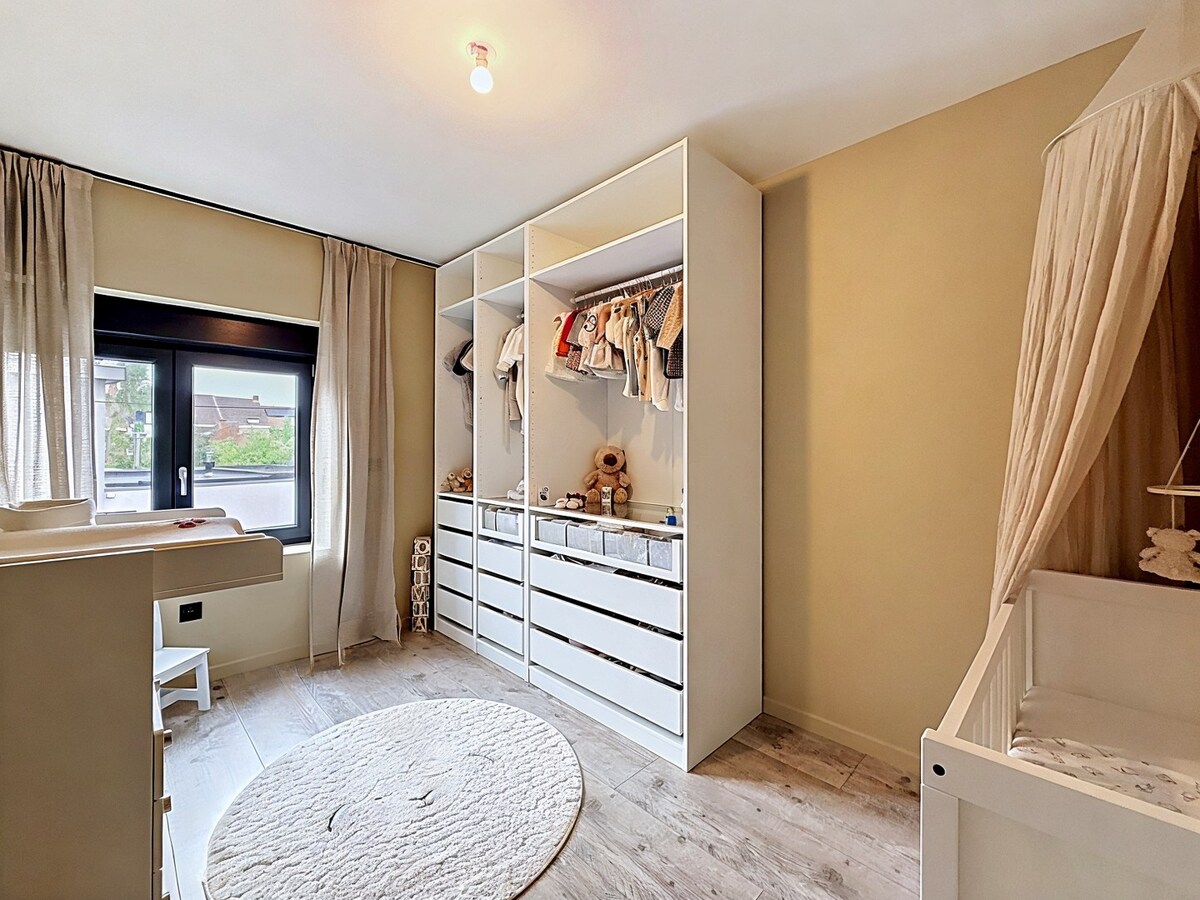 Gerenoveerde halfopen bebouwing EPC B met 3 slaapkamers, dubbele garage en tuin! 