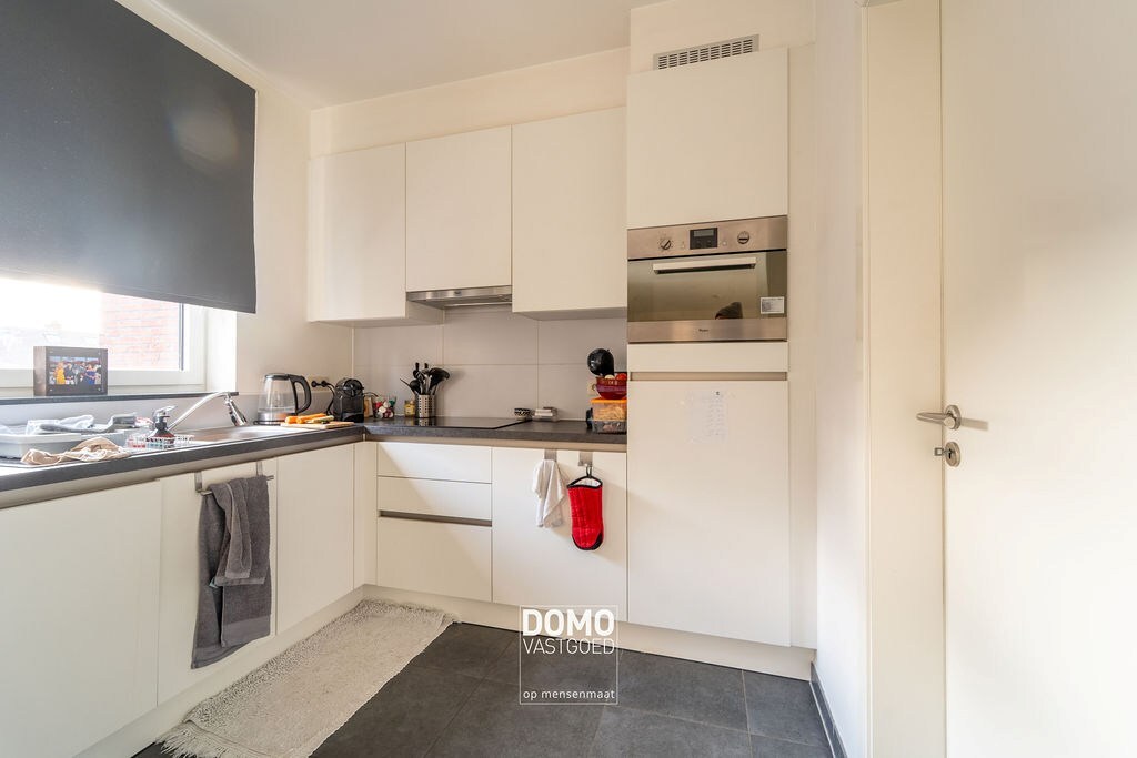 Instapklaar en lichtrijk 2-slaapkamerappartement met zonnig terras en parking in Diepenbeek 