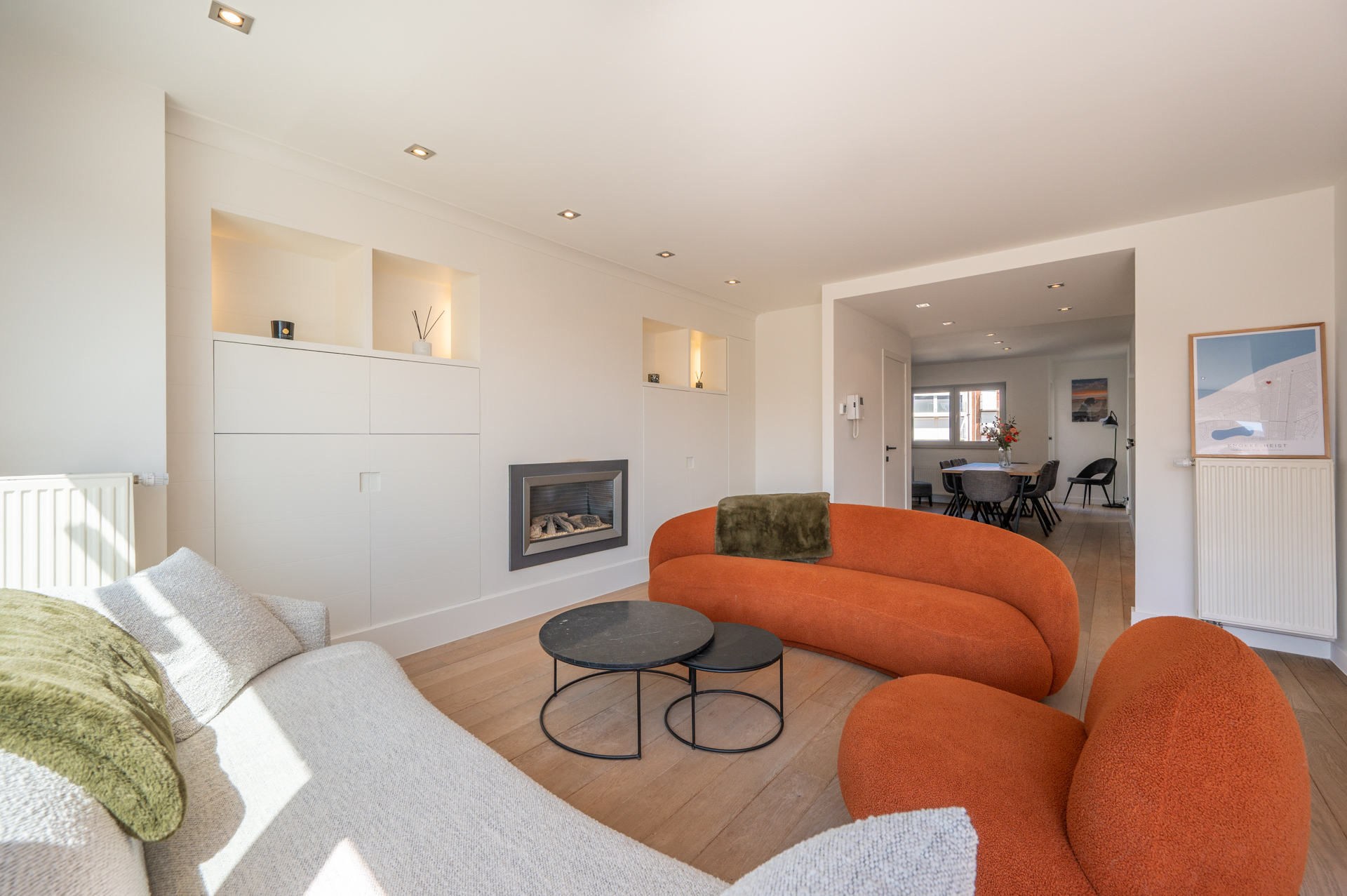 Exclusif duplex penthouse avec 3 chambres et terrasse ensoleillée, situé dans un emplacement de choix près de la place Rubens et de la mer. 