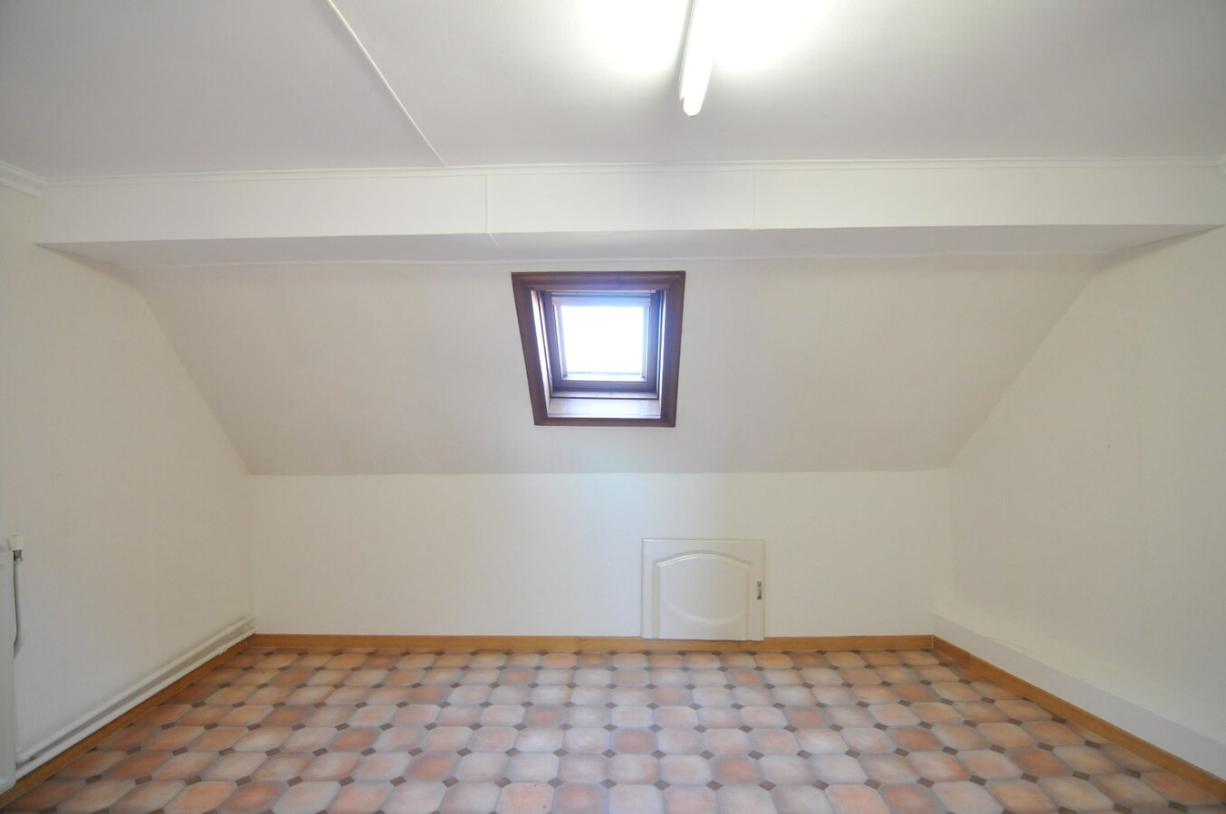 Rijwoning met garages in rustige omgeving 