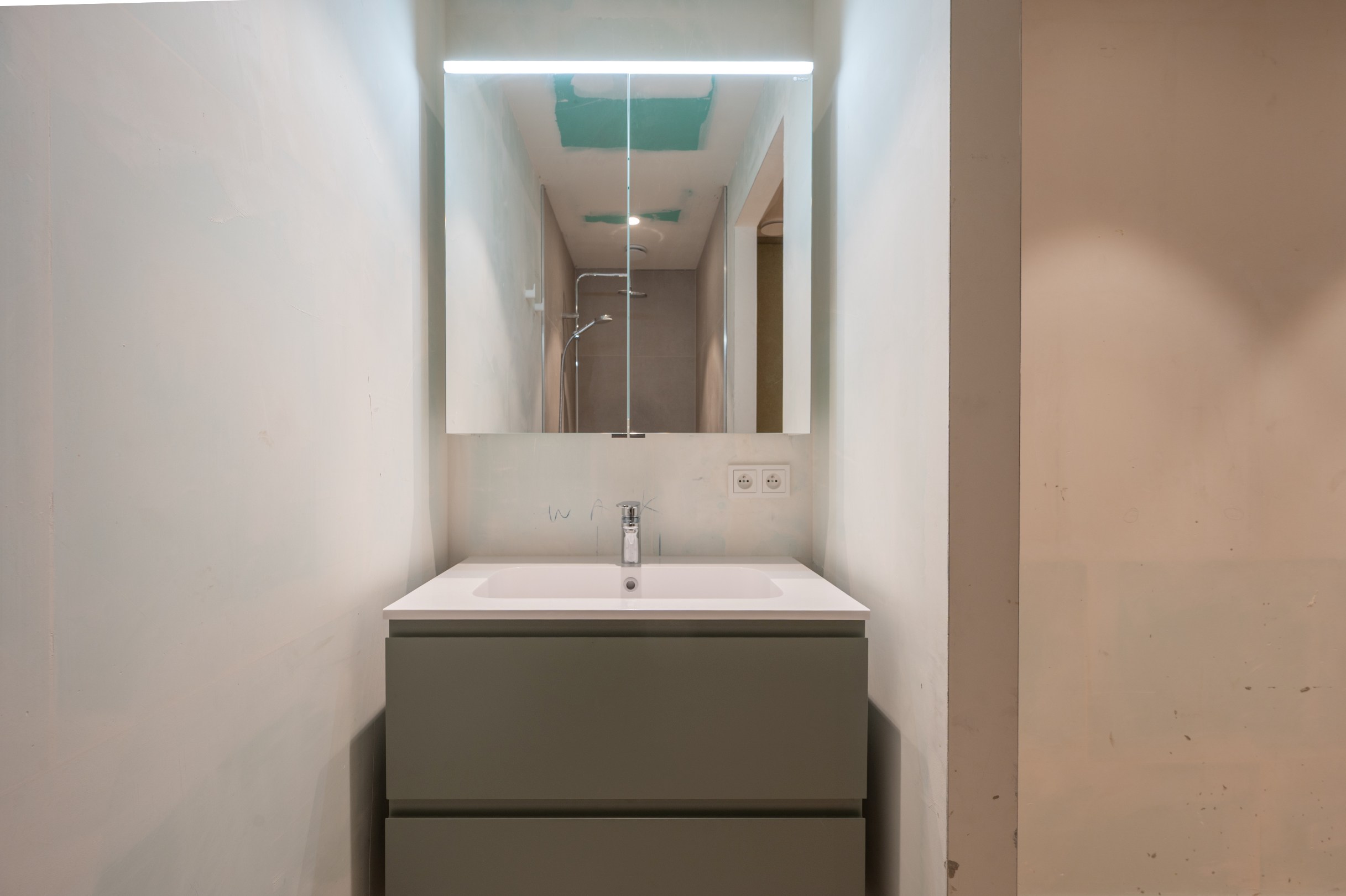 Unieke herverkoop in het Project hoost te Centrum Heist op wandelafstand van de Zeedijk genietend van zijdelings-zeezicht! 