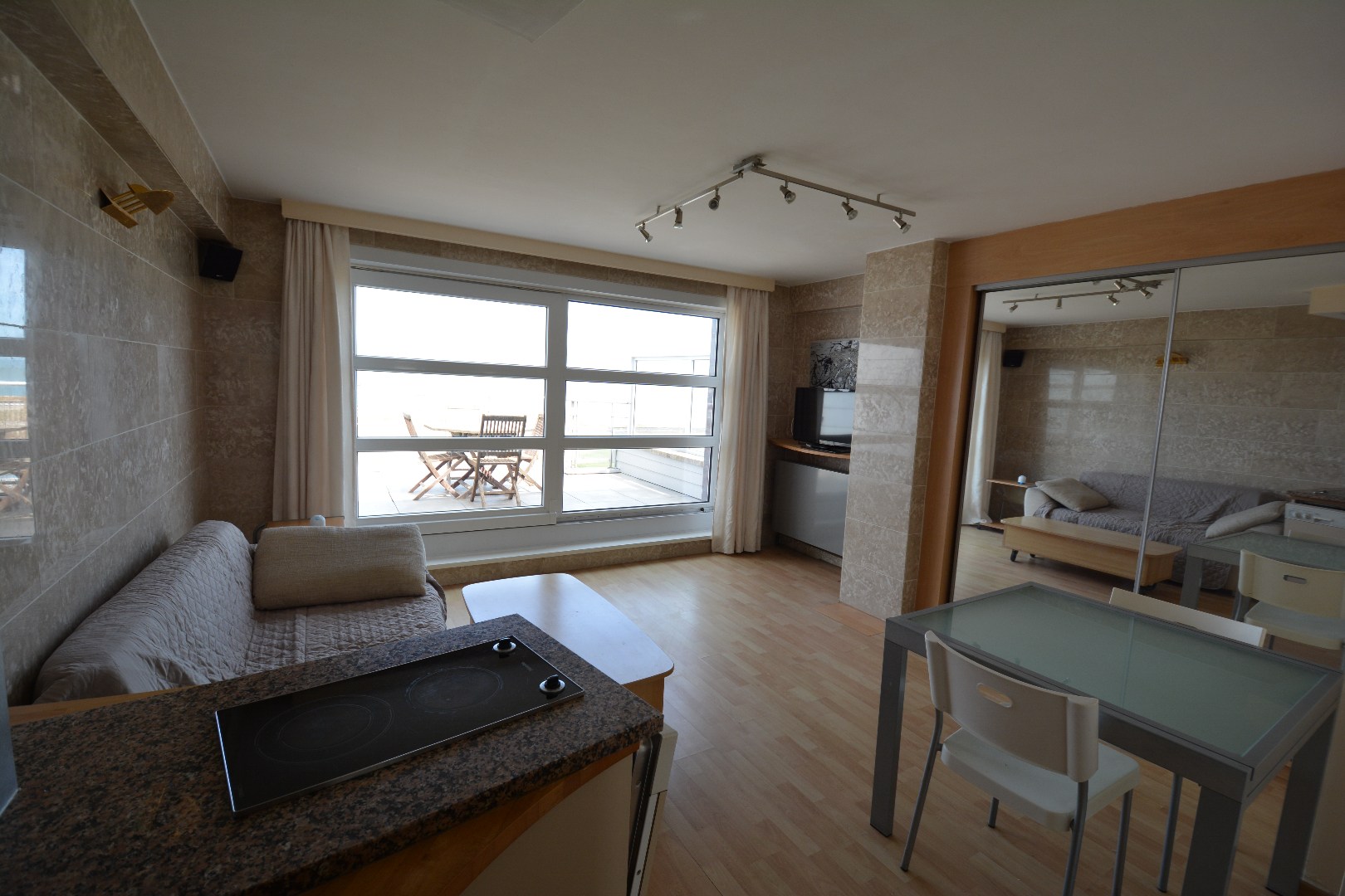Gezellig appartementje met 2 zeer mooie terrassen en prachtig zicht op zee, de haven en het polderlandschap! 