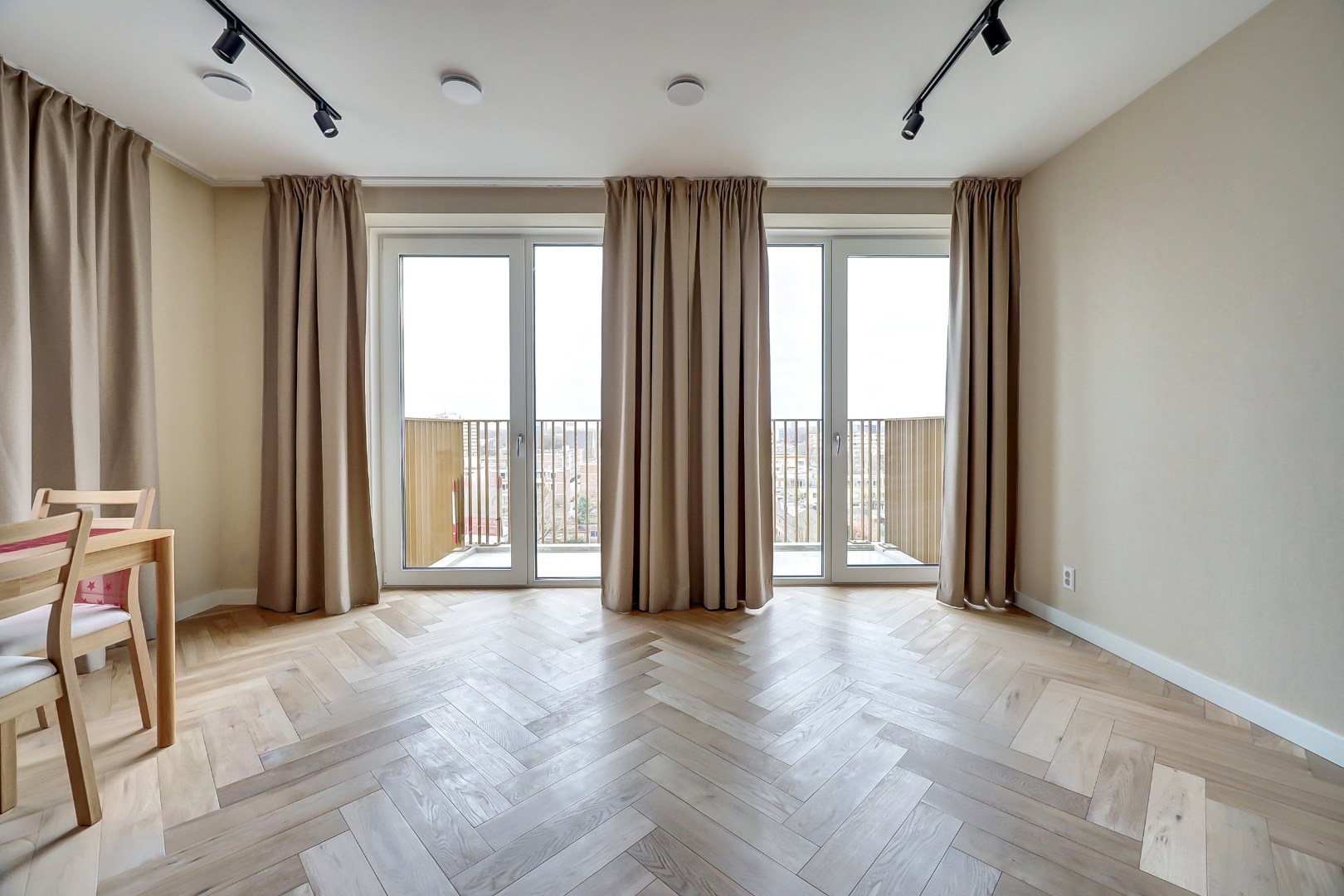 Nieuw en instapklaar 3-kamer appartement op de zevende verdieping met luxe keuken en badkamer, riant uitzicht over de omgeving en naar het centrum van Rotterdam. 