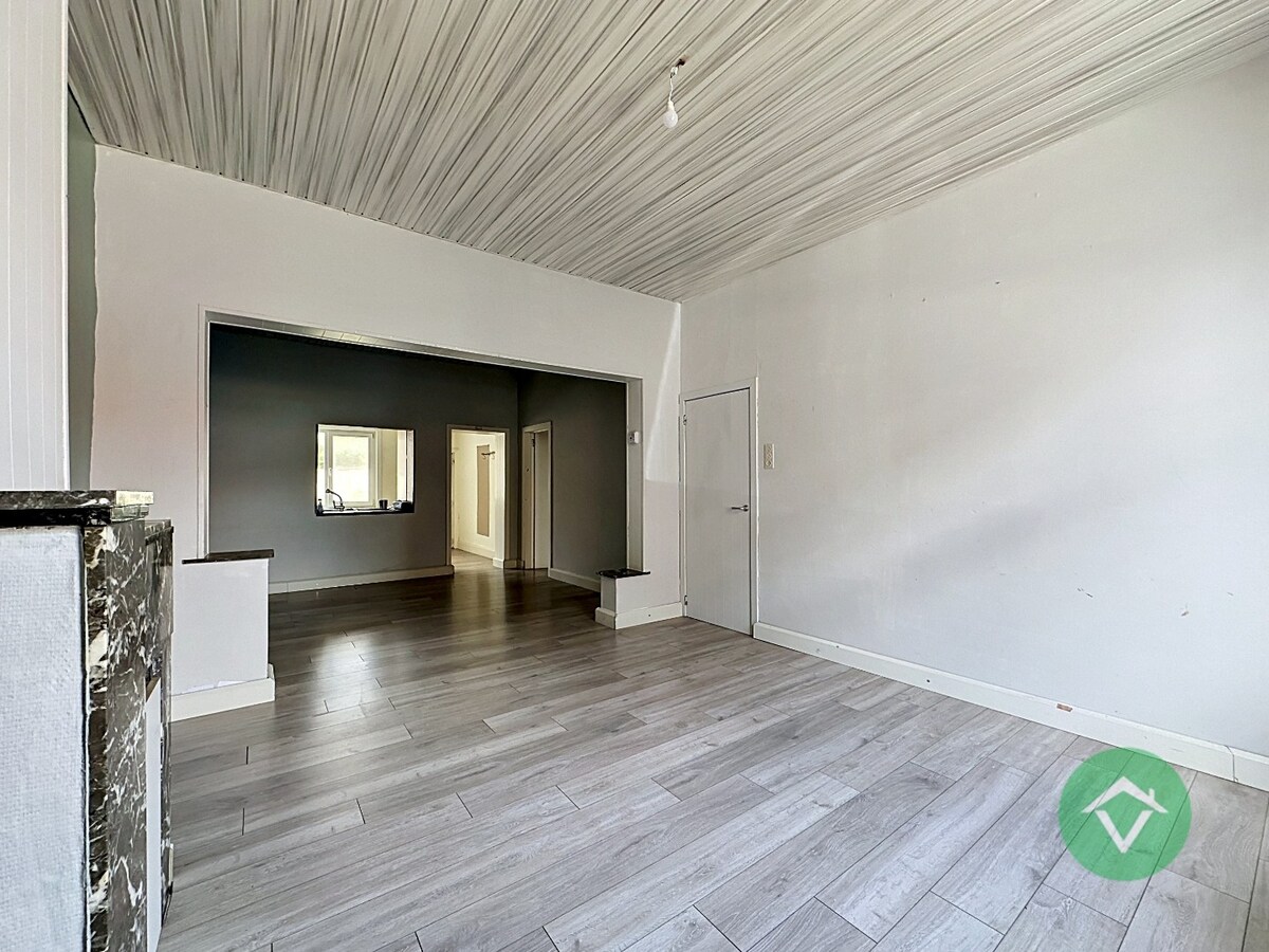 Op te frissen gezinswoning met vier slaapkamers, inpandige garage te Koekelare 
