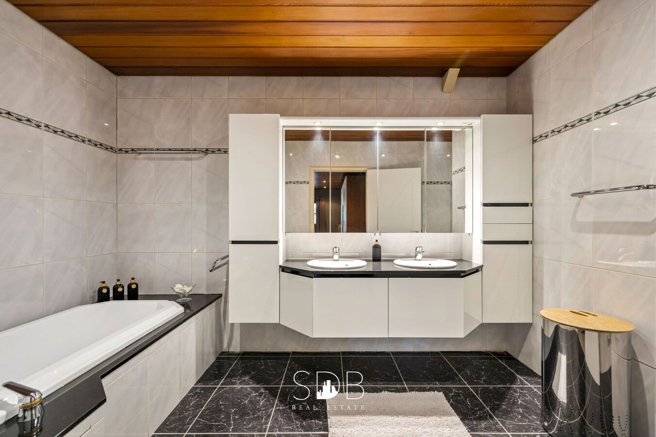 Prachtige ruime villa met gezinstuin + appartement op 2.135m² 