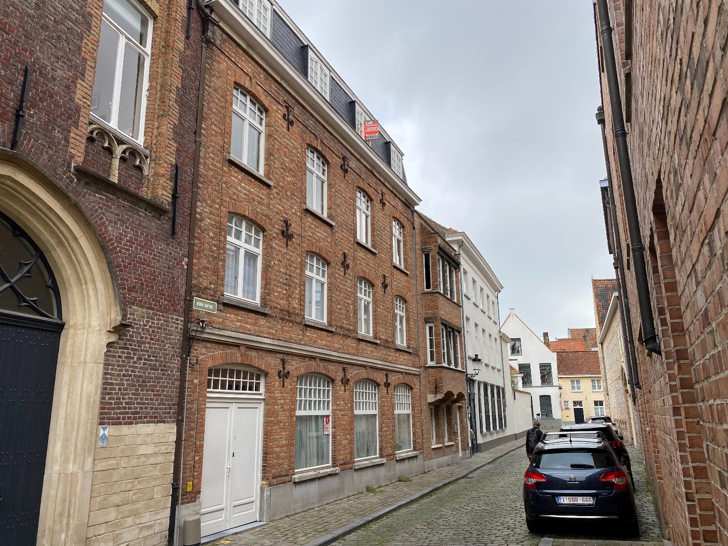 Volledig gerenoveerd 2 slaapkamer appartement 