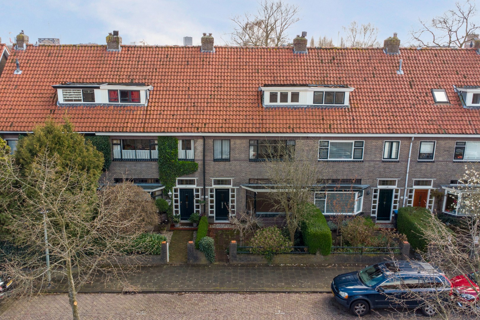 Unieke kans?! Zelf transformeren vanuit de vorige eeuw naar uw eigen hedendaagse smaak, dat kan met deze 5-kamer tussenwoning met 20m diepe tuin! 