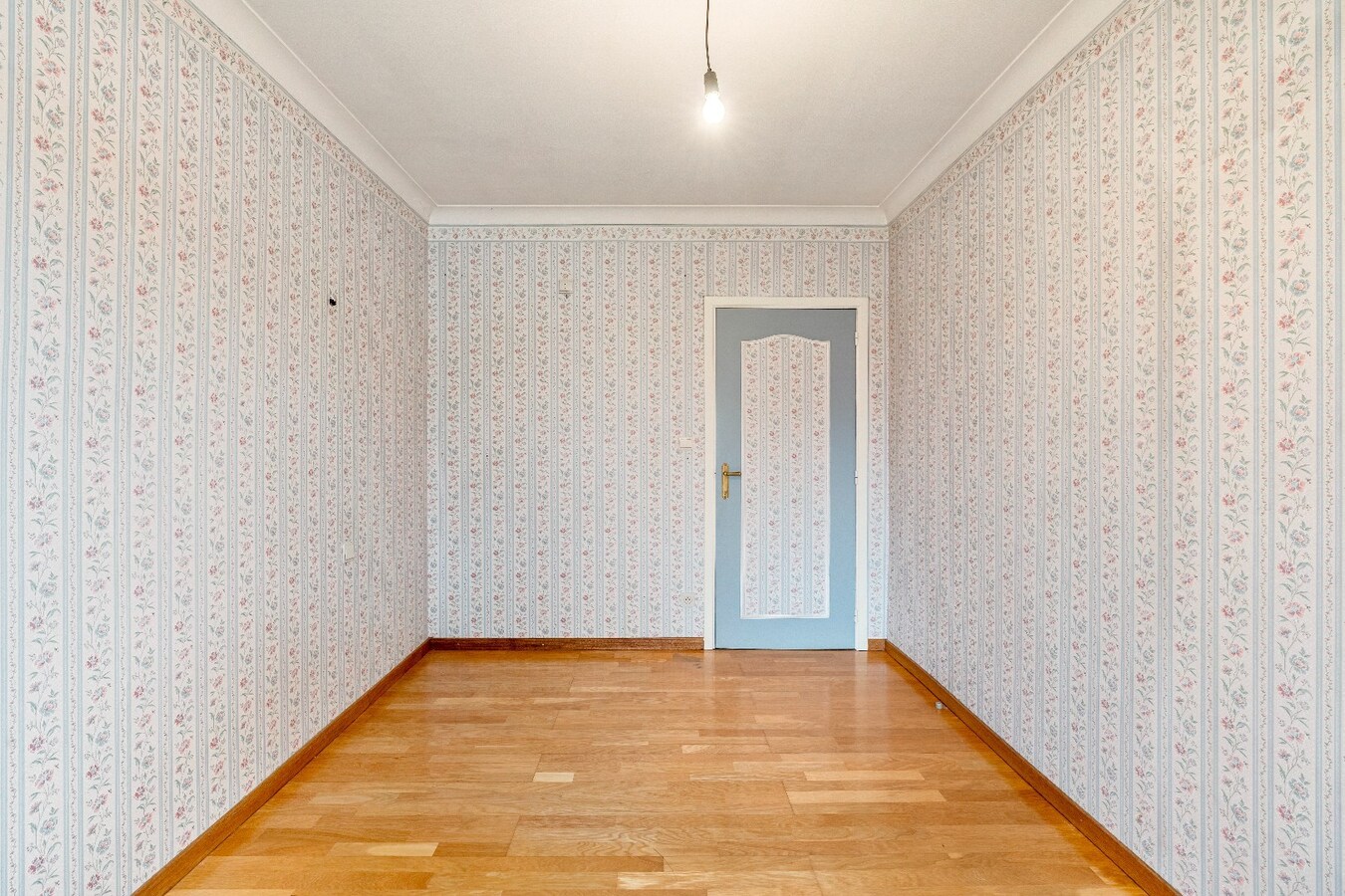 Te renoveren karakteristieke bungalow, 3 Slpk, ruime kelder met garage, op toplocatie 