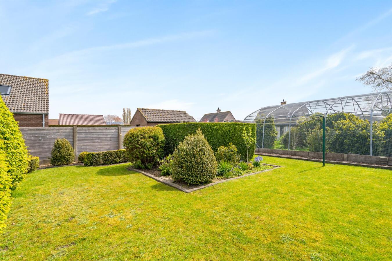 Rustig gelegen instapklare woning met 4 slaapkamers op 690 m² te Koekelare 