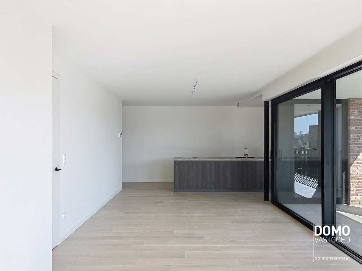 RUIM APPARTEMENT MET PRACHTIG TERRAS, LIFT EN GARAGEBOX IN CENTRUM KERMT 
