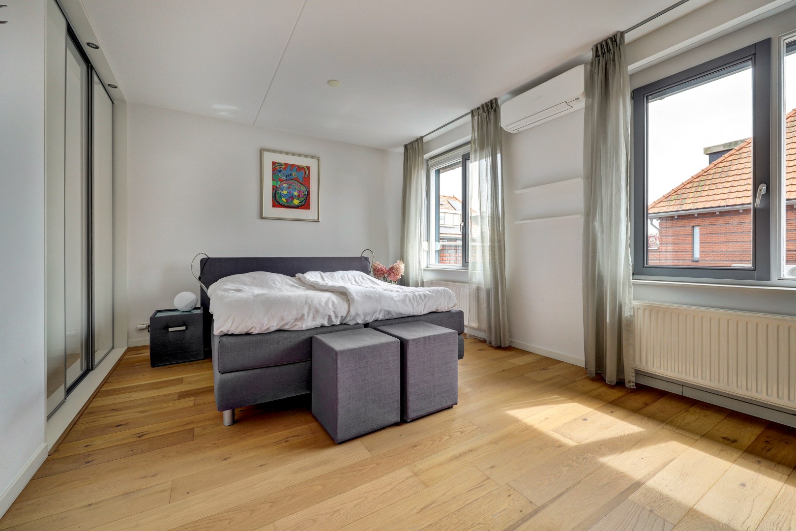 Luxe en royale 5-kamer 2-onder-1-kap woning met garage, eigen parkeerplaats, sauna én zonnige tuin op het zuiden en gelegen in een rustige straat! 
