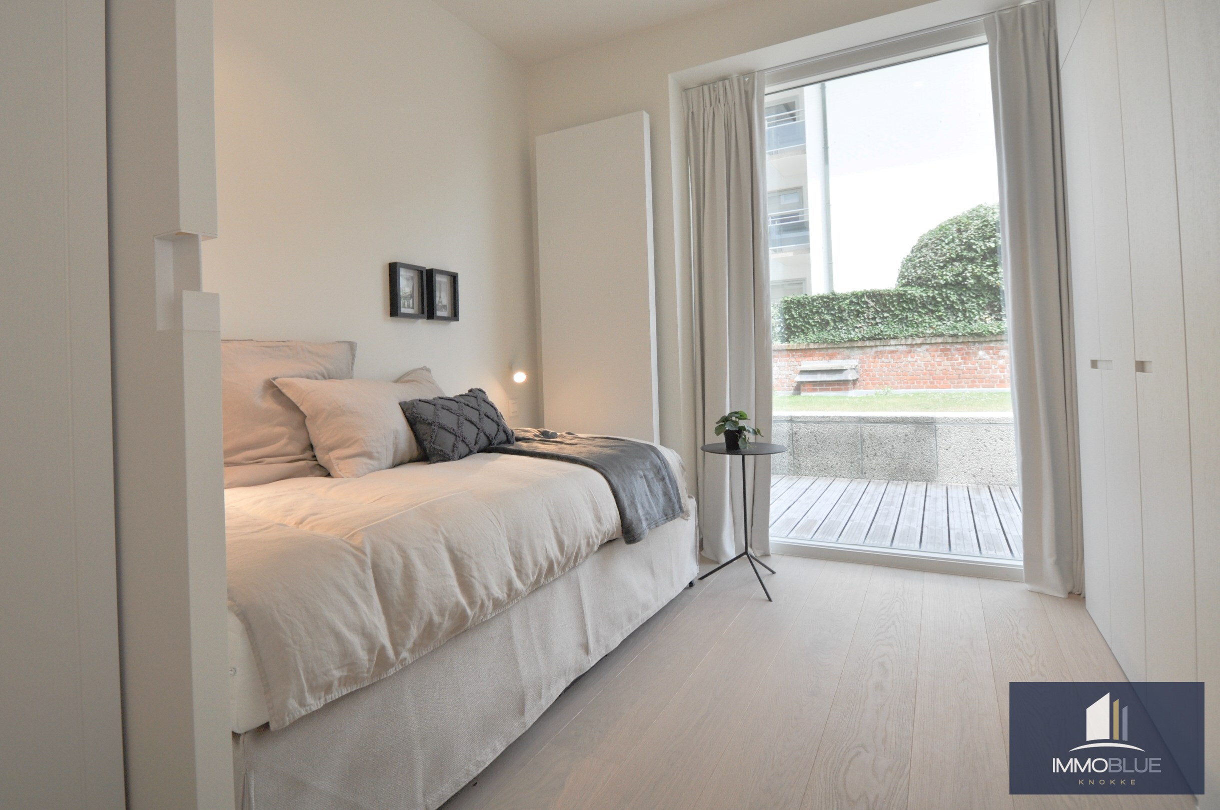 Volledig gerenoveerd hoek-appartement met een ruim zuid gericht terras gelegen aan de Zeedijk in het Zoute. 