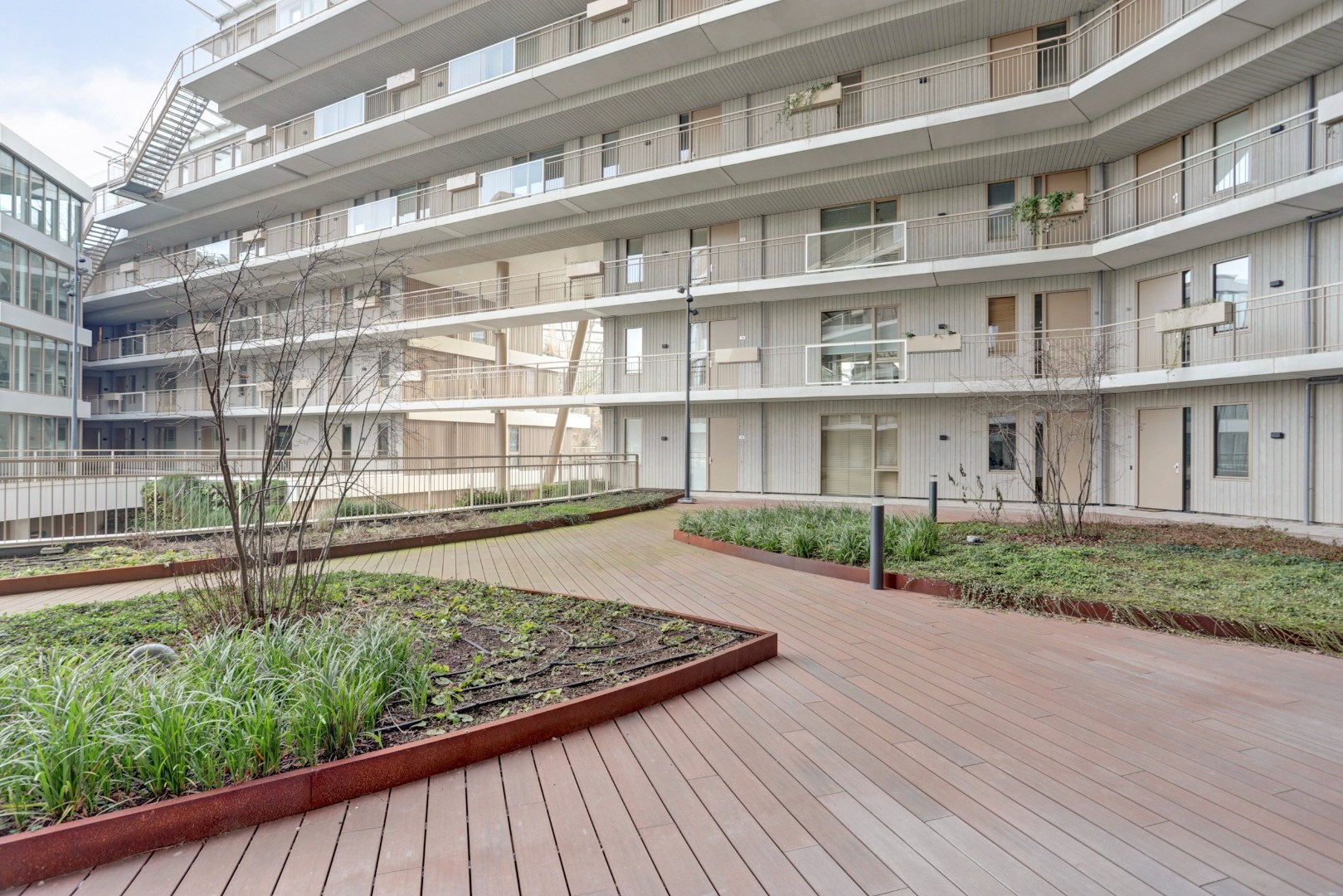 Modern en energiezuinig appartement (A++) met ruim terras op het westen, eigen parkeerplaats, fraaie keuken, badkamer en gelegen op eigen grond. 