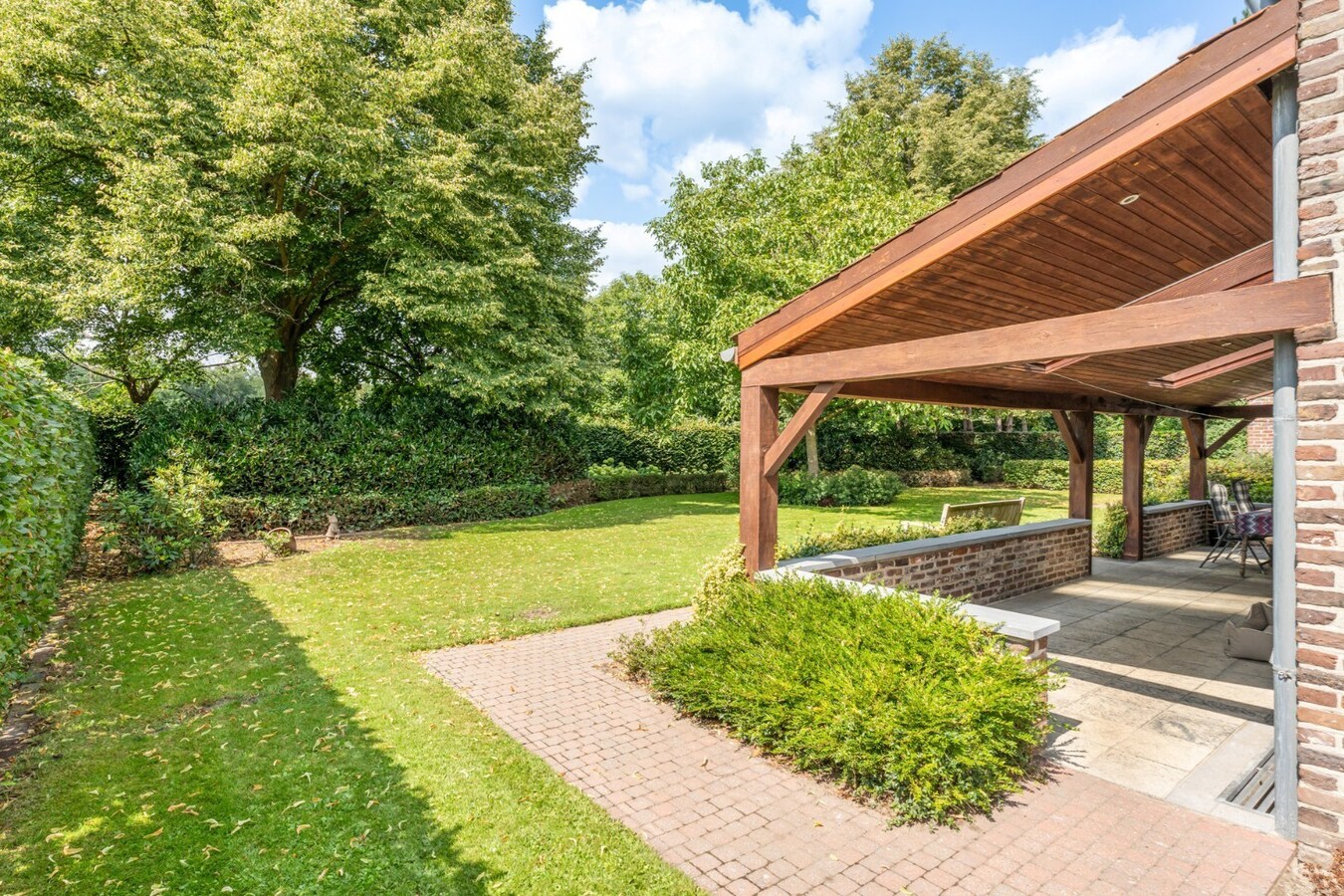 Ruim, karaktervol landhuis met parkachtige tuin op perceel van 16a29ca. 