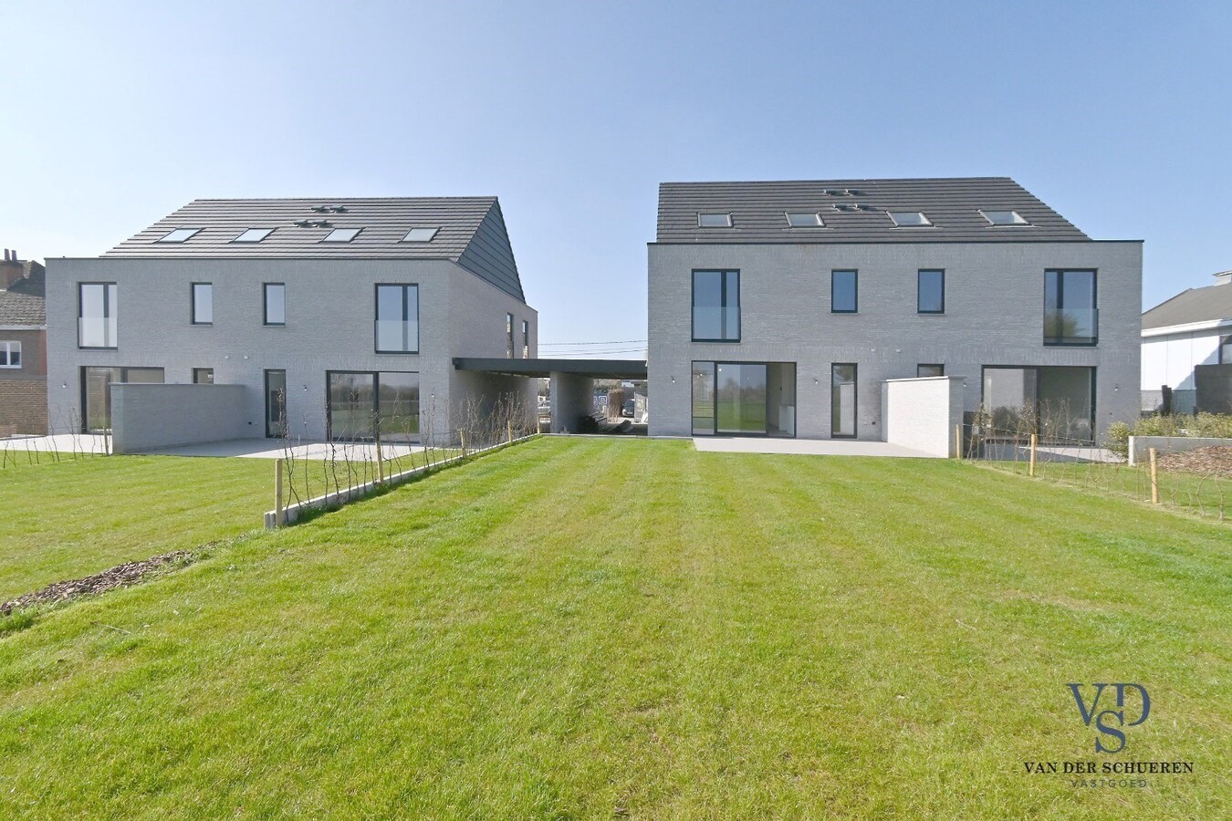 Half open bebouwing met afzonderlijke garage 