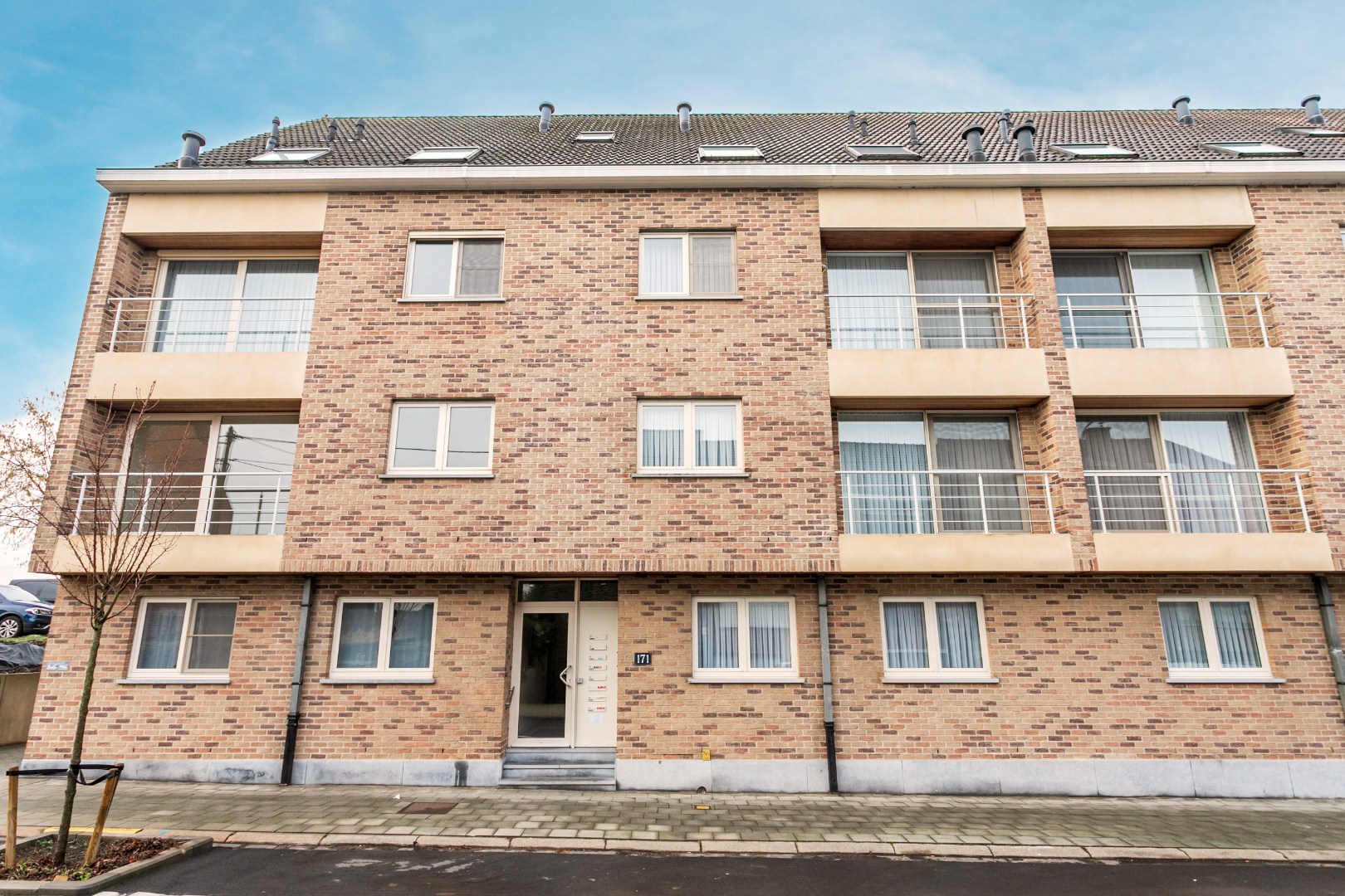 Instapklaar gelijkvloers appartement met 2 slaapkamers, garagebox en ruim terras (35 m²) aan TOP ligging in Halle 