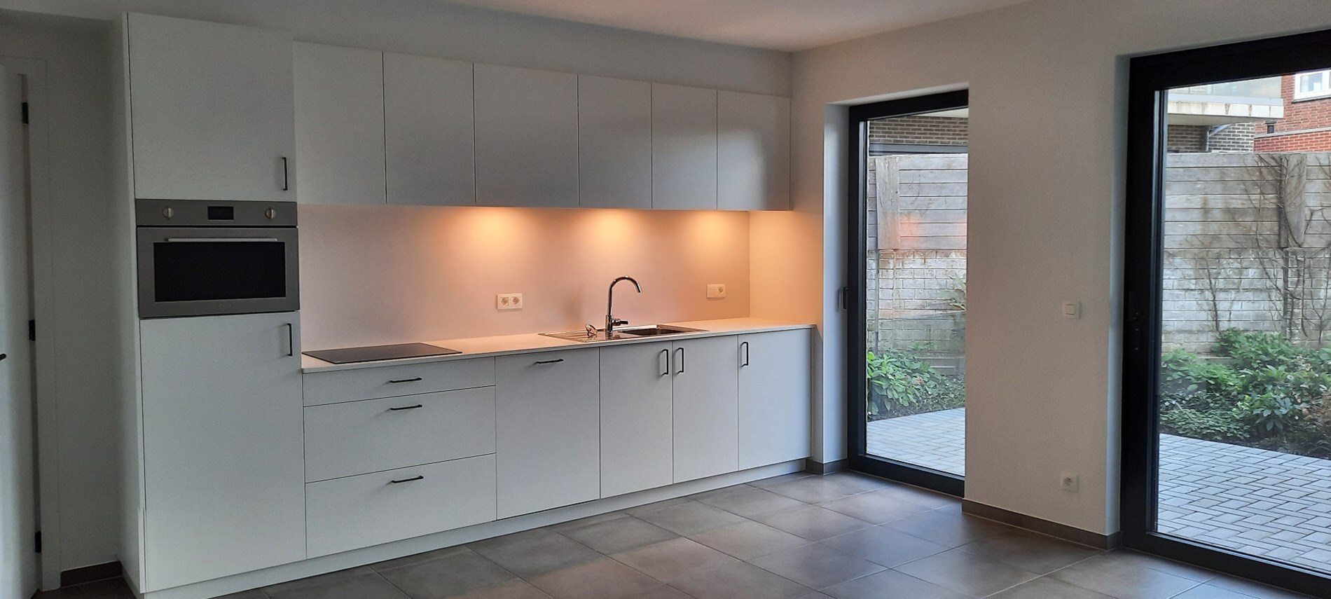 Een prachtig nieuwbouw gelijkvloers appartement met 2 slaapkamers, terras en inpandige autostandplaats. 