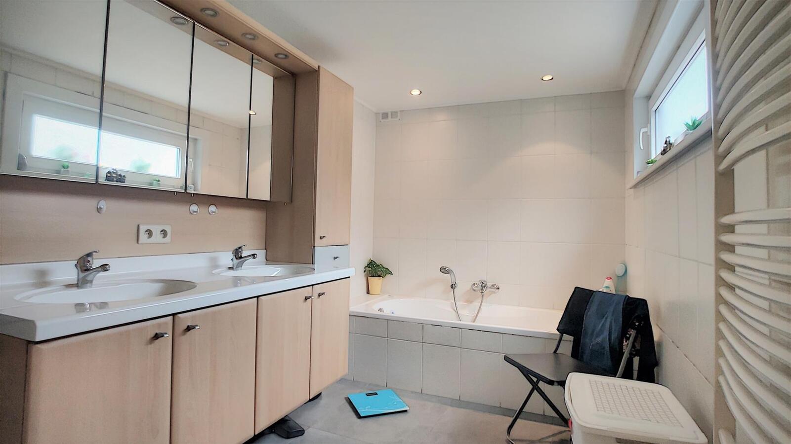 Goed gelegen gezinswoning met garage - Heist 