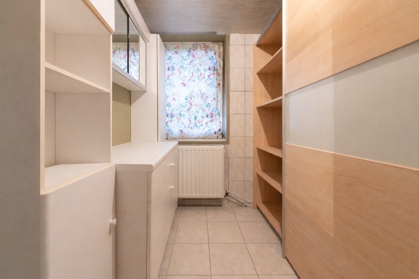 Kloeke woning met tuin, 2 garages en uitweg 