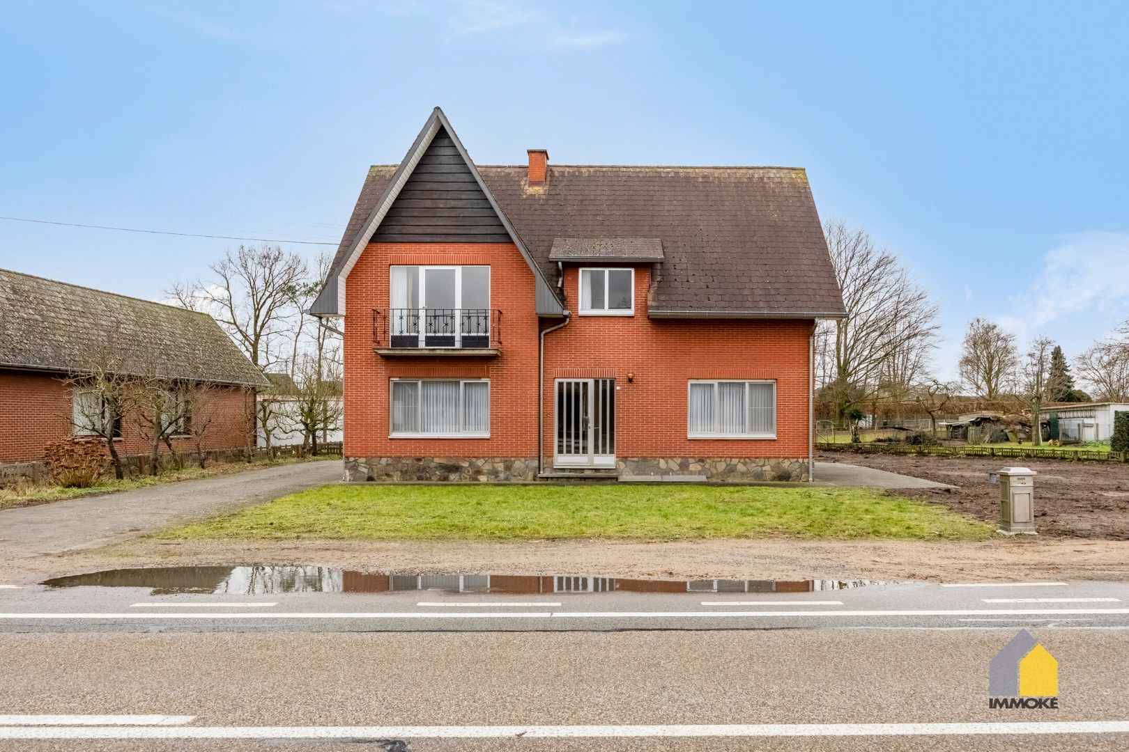 Neeroeteren: Op te frissen, vrijstaande woning op 8 a 26 ca met 5 slpks. 