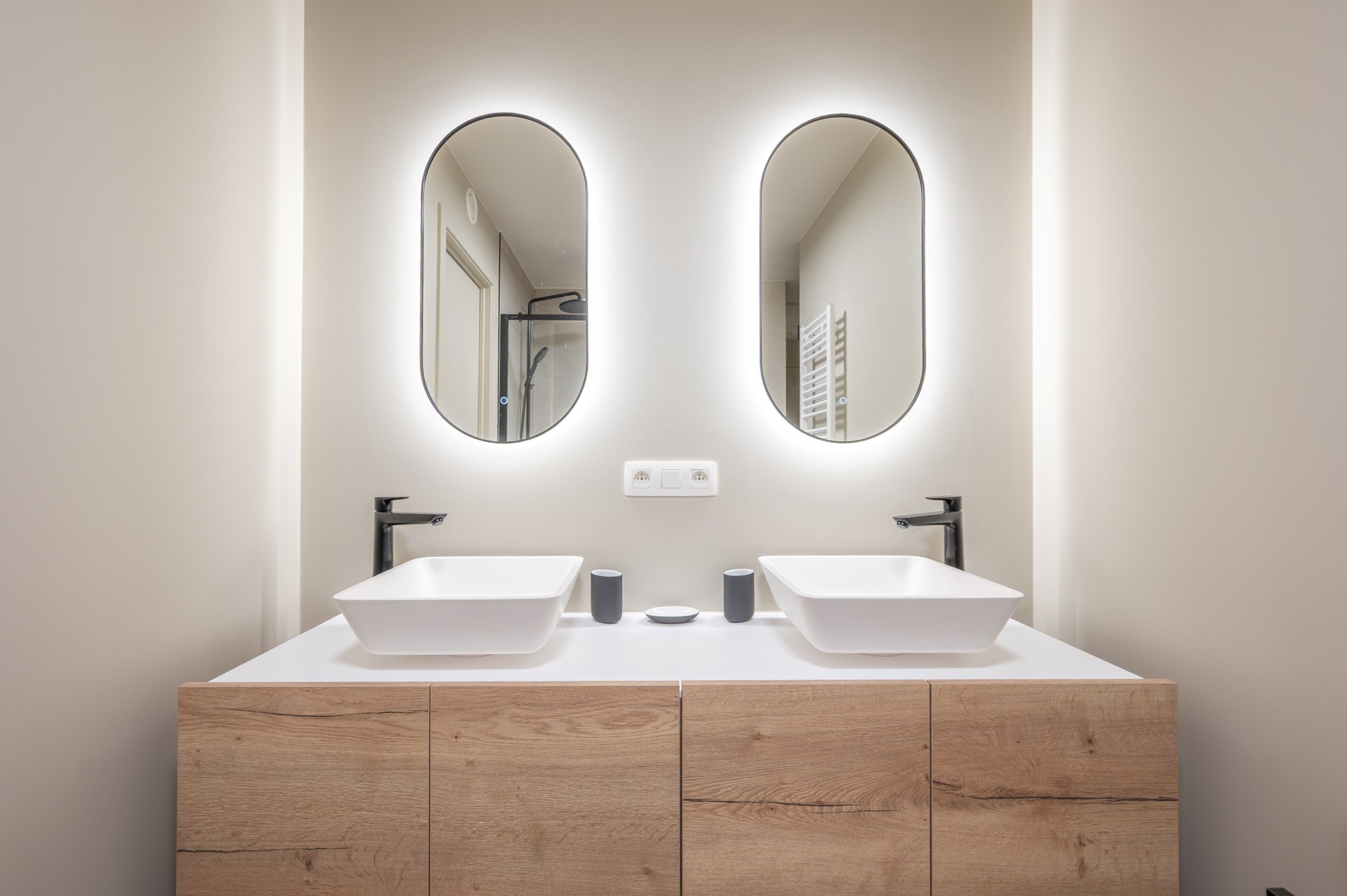 Cet appartement en duplex lumineux est situé à Duinenwater, combinant un agencement pratique avec des espaces extérieurs agréables et un emplacement calme au bord de l'eau. 