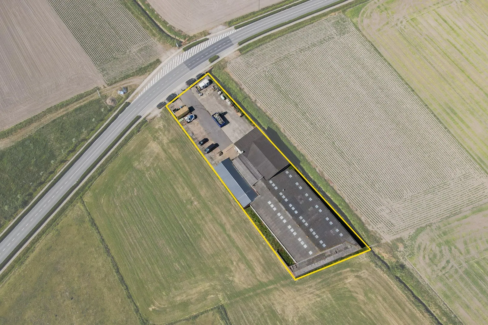 Ruime woning met loods op 2.535 m² in landelijke omgeving te Eernegem