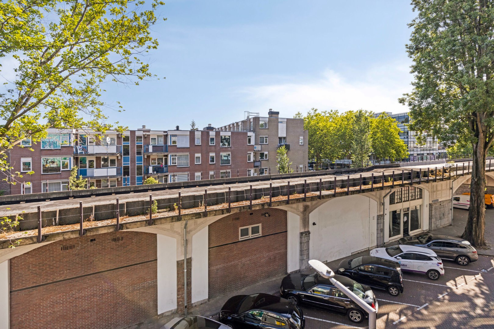 Turn-key 2 kamer (voorheen 3) appartement op steenworp afstand van Rotterdam centrum met een nette keuken, royale woonkamer en gelegen op eigen grond! 