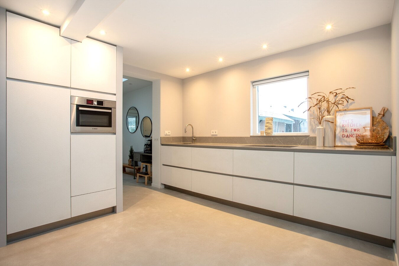 Zeer ruim halfvrijstaand woonhuis met aanpandige garage/berging en hobbyruimte/mantelzorgwoning. 