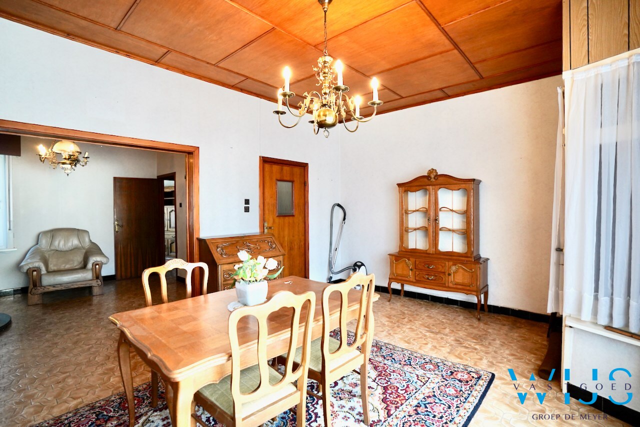 Op te frissen woning met tuin &amp; 2 garages te Rieme ! 