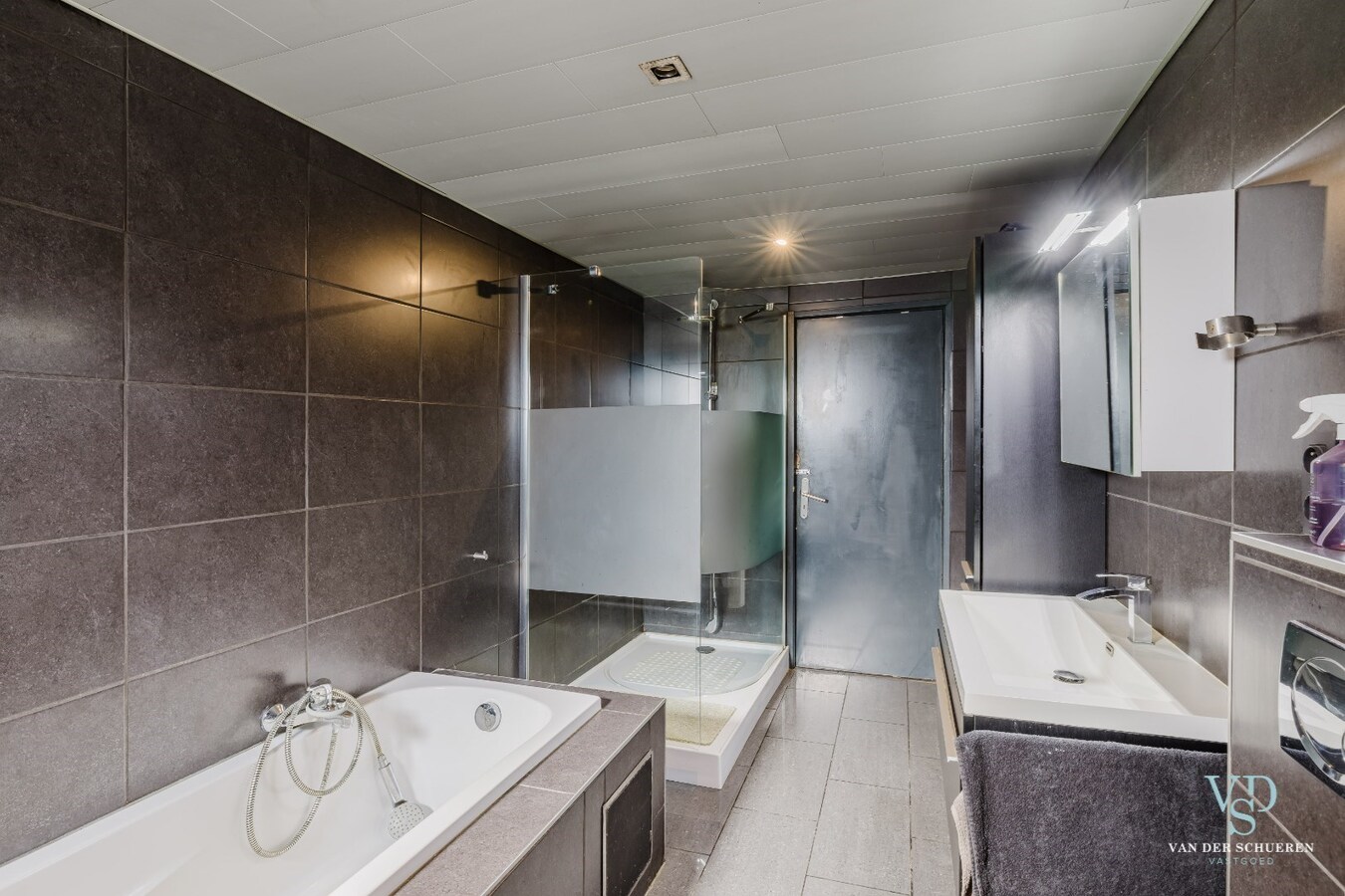 Ruime woning met atelier / garage. 