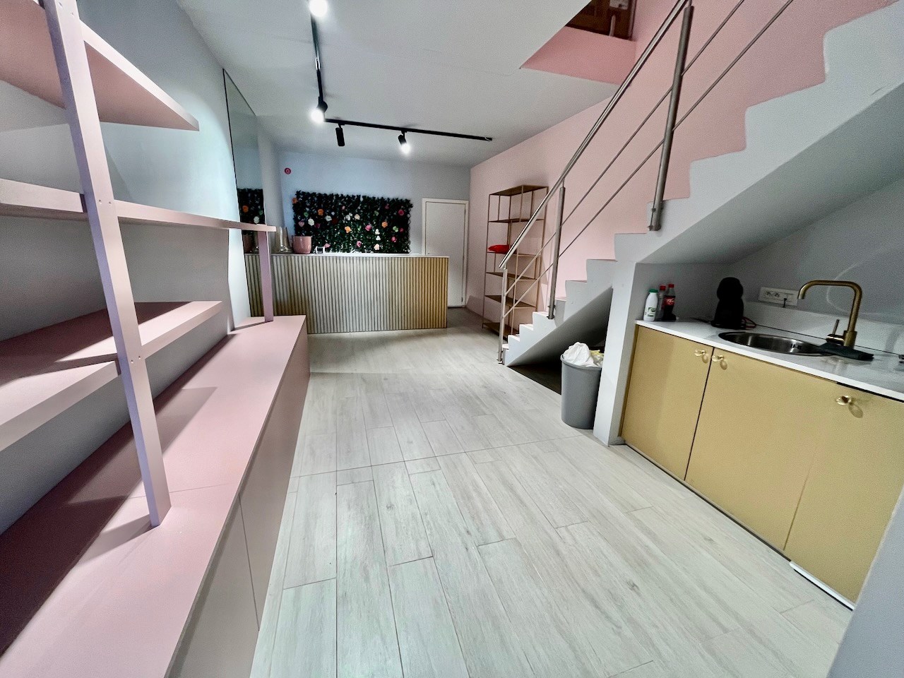 Recent handelspand met mezzanine, gelegen op een commerciële plaats in de Lippenslaan te Knokke. 