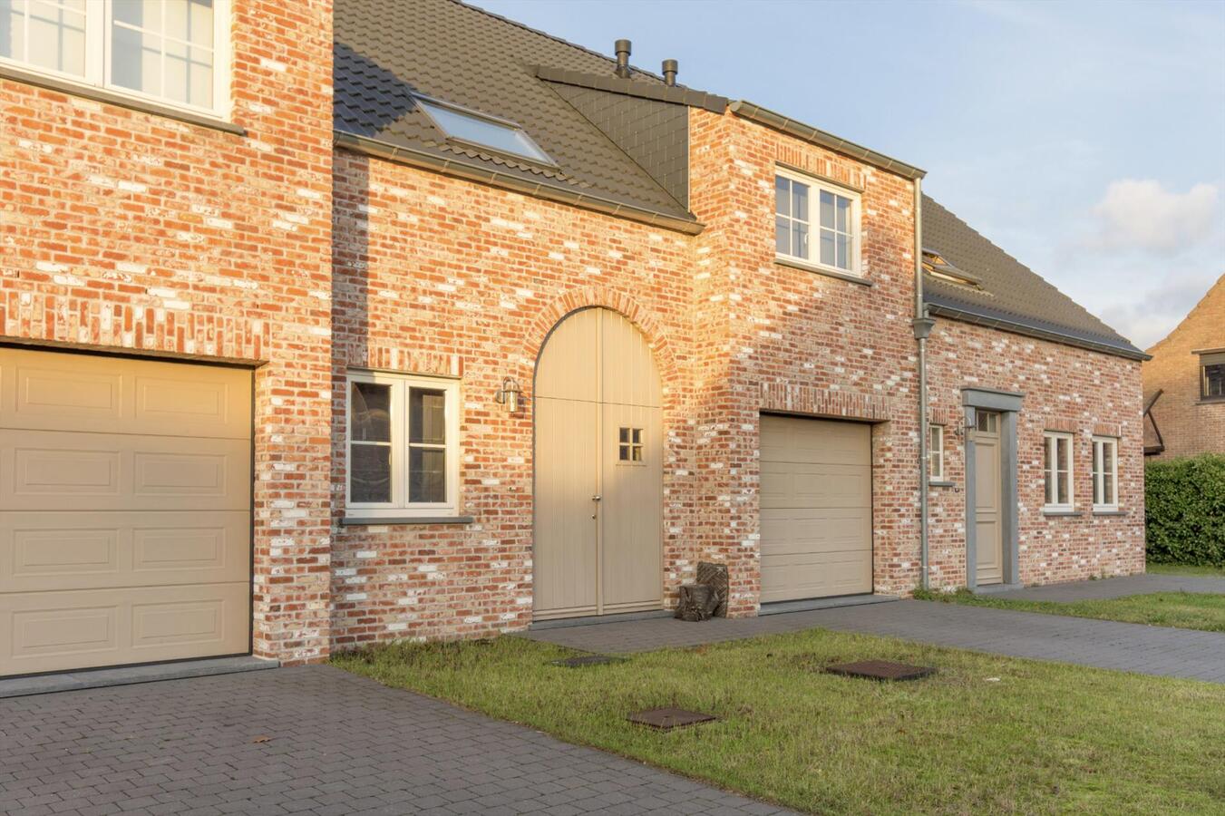 Goed gelegen recente pastoriewoning 