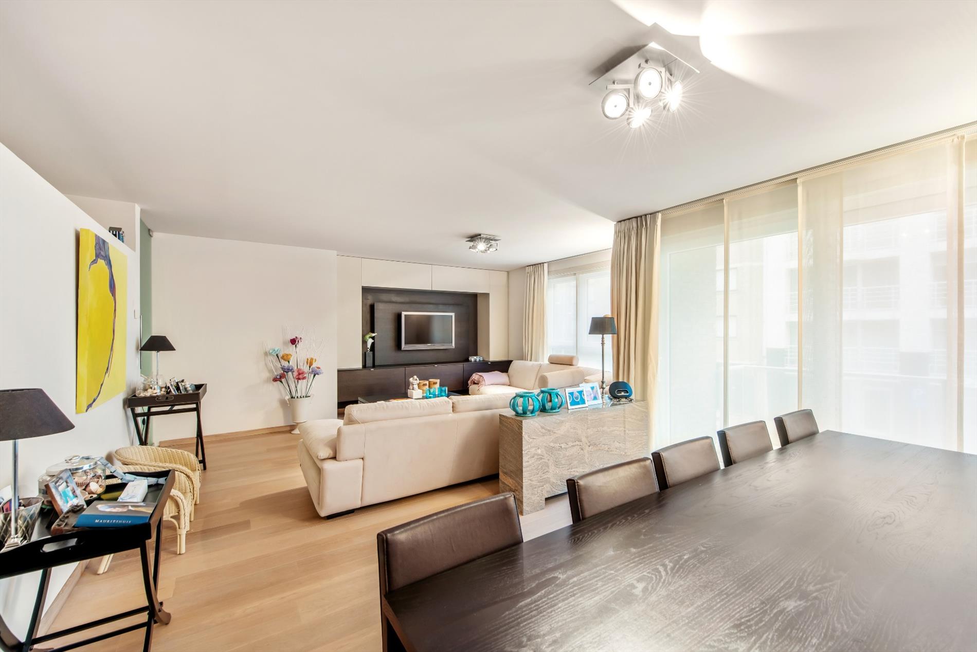 Instapklaar bemeubeld 3 slaapkamer appartement met terras 