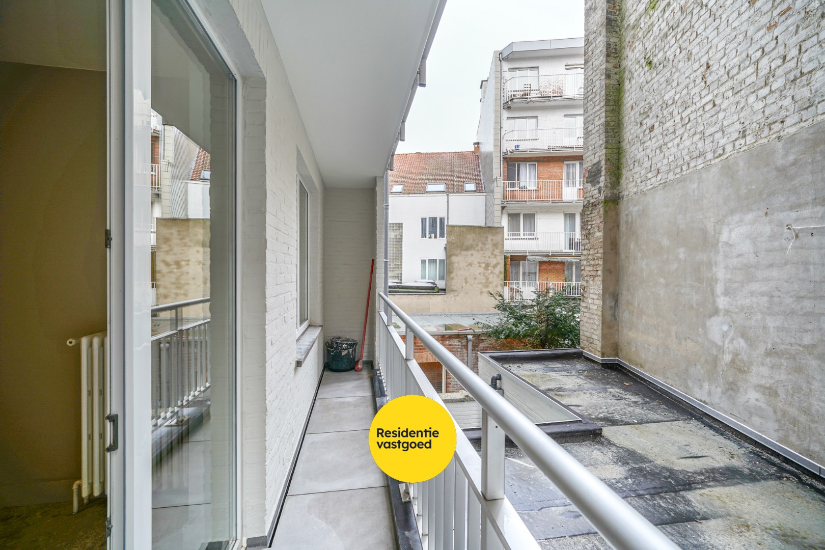 Gerenoveerd 2-slpk appartement met balkon en lift in Oostende 