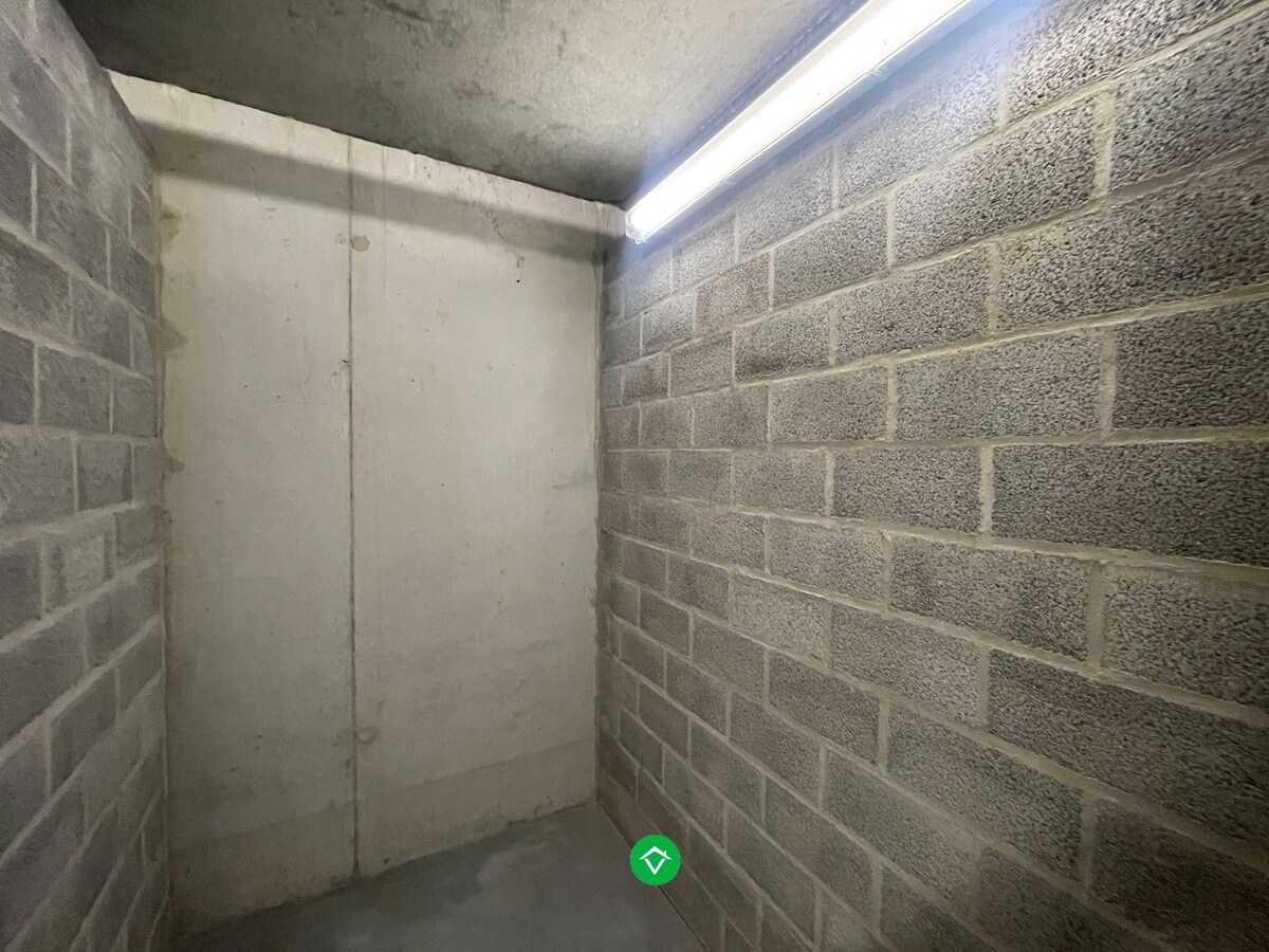 Gelijkvloers appartement met één slaapkamer, tuin en garage in centrum Roeselare 