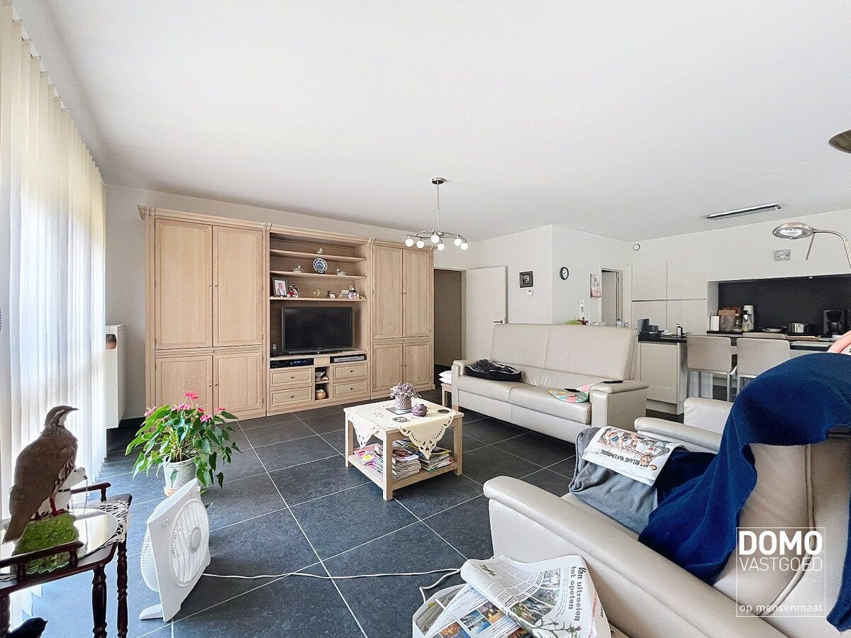 RUIM APPARTEMENT VAN 120 M² MET TERRAS, LIFT, 2 SLAAPKAMERS EN AUTOSTANDPLAATS GELEGEN TE CENTRUM KERMT 