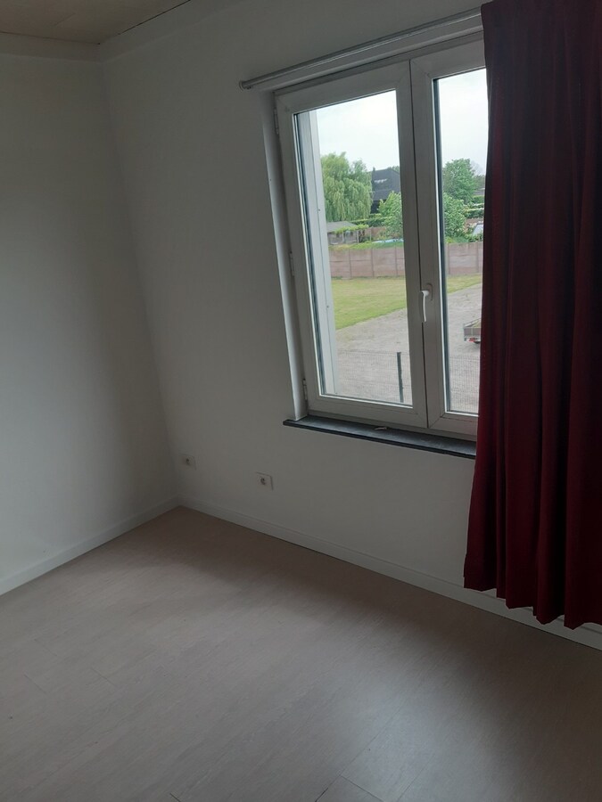 Degelijk appartement (1° verdieping). 
