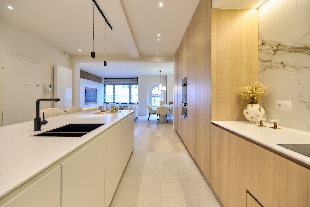 Appartement entièrement rénové avec 4 chambres, situé au centre de Knokke, près de l'avenue Dumortier, avec vue latérale sur la mer. 