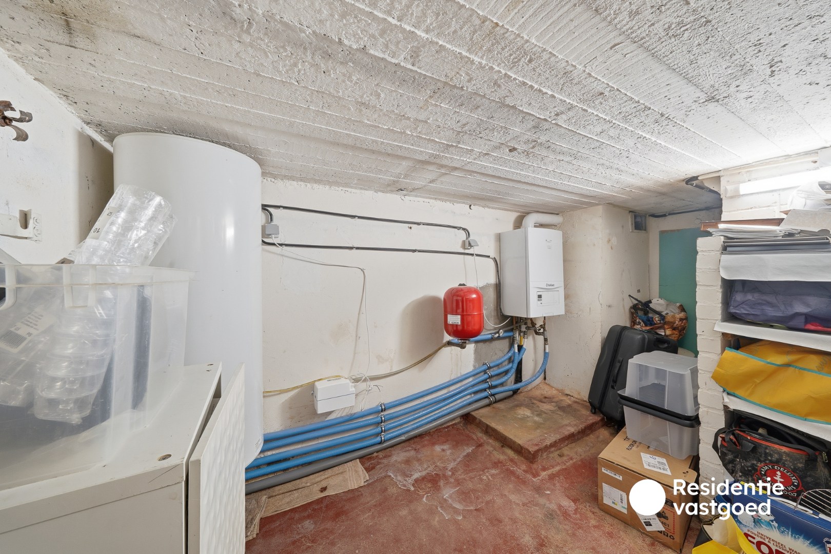 Halfopen woning met tuin en garage te koop 
