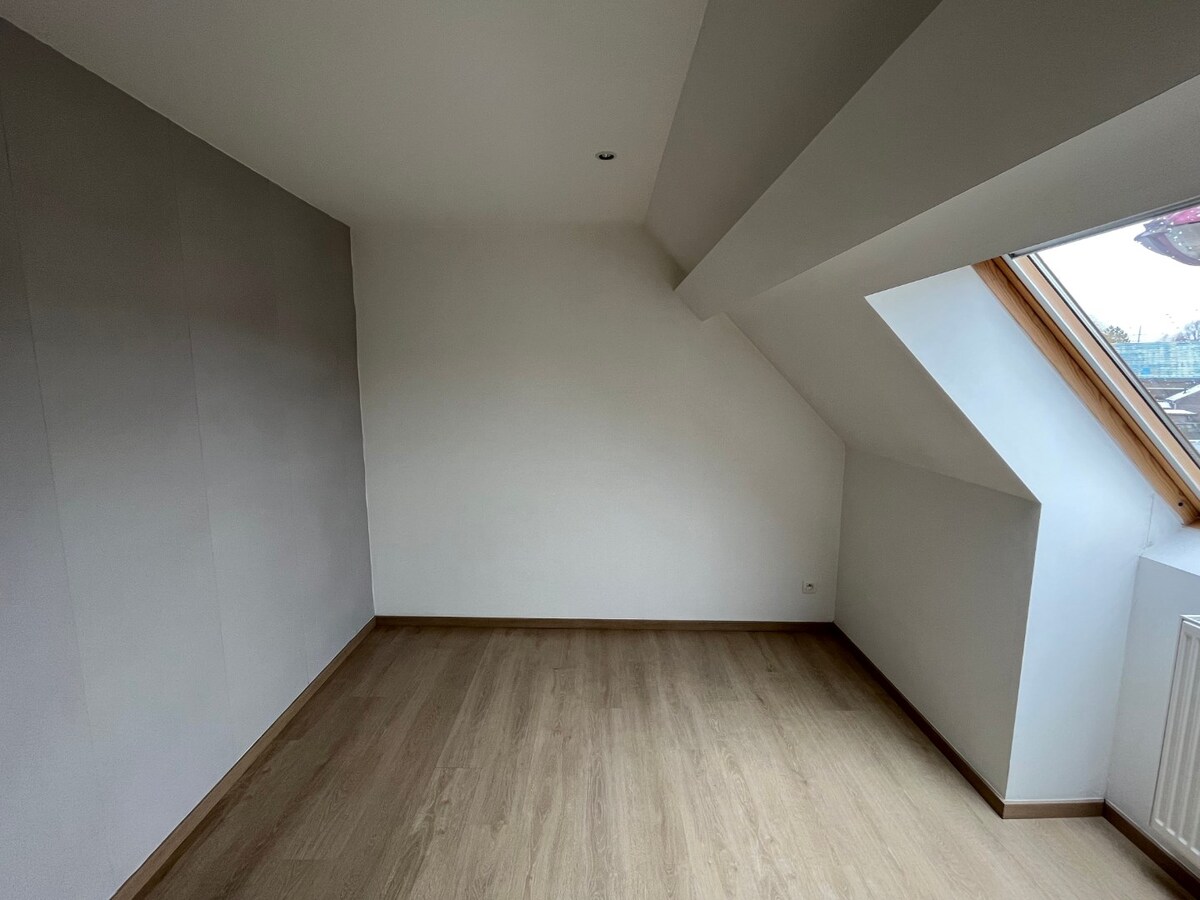 Bijzonder ruime, praktisch ingedeelde gezinswoning 