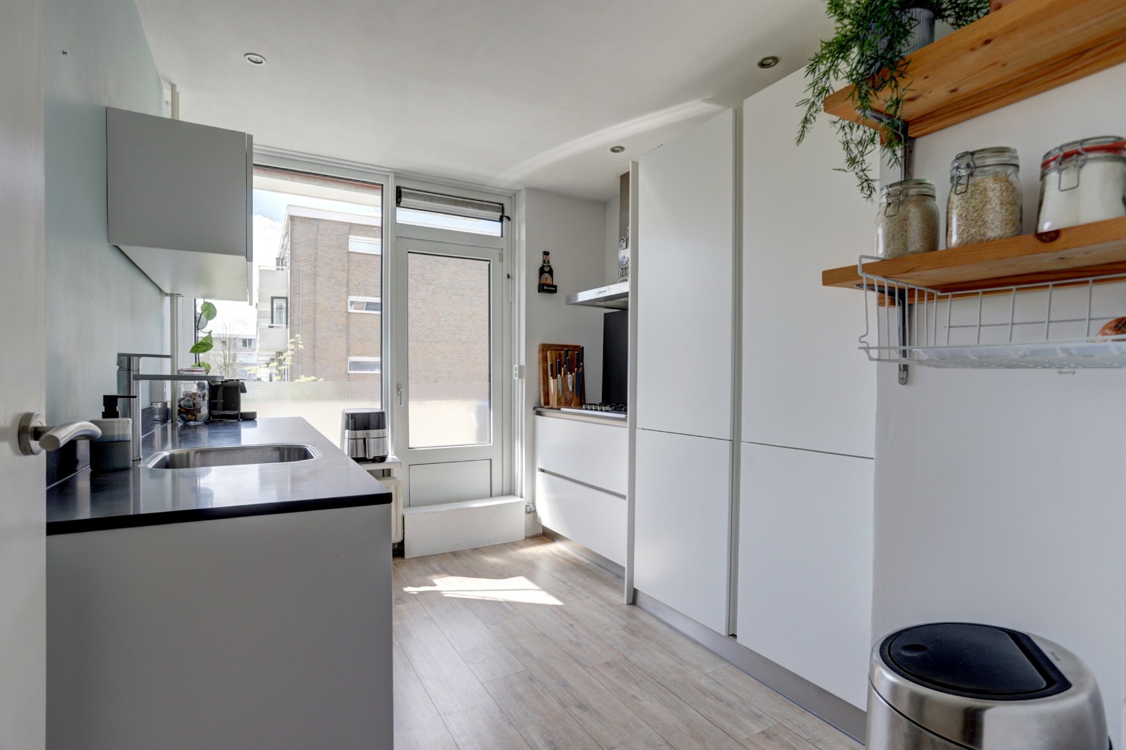 Instapklaar 3-kamer appartement op de 1e verdieping met keurige keuken en badkamer, 2 balkons, berging in de onderbouw en is gelegen op eigen grond. 