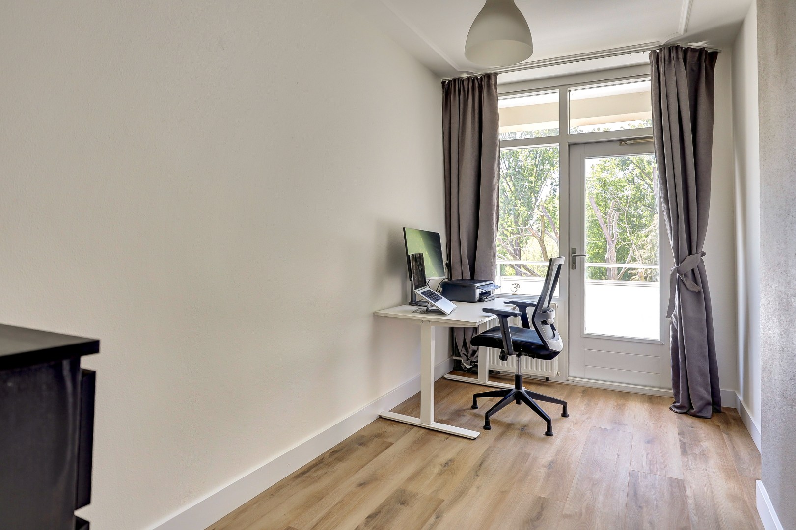 Goed onderhouden en instapklaar 4-kamer hoek-appartement op de 4e verdieping met moderne keuken en badkamer, 3 balkons en gelegen op eigen grond. 
