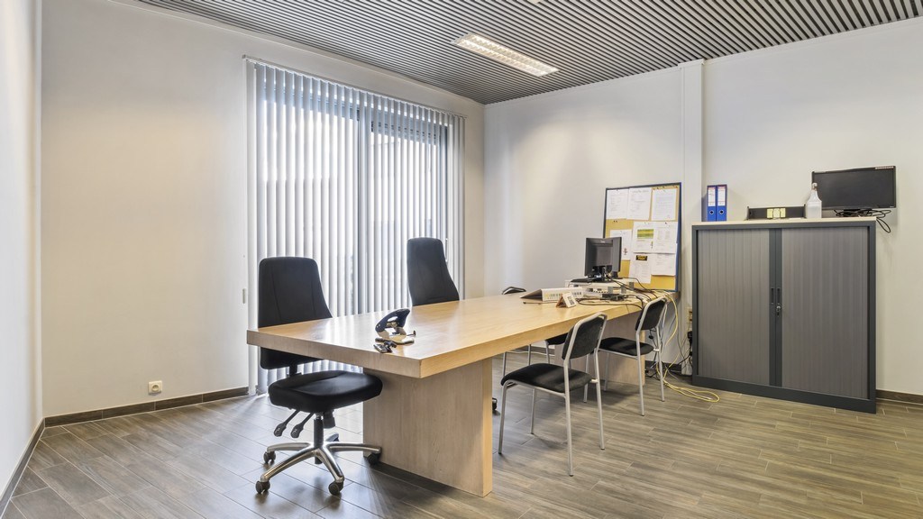 Standalone kantoorgebouw te koop in het industriepark Zwijnaarde