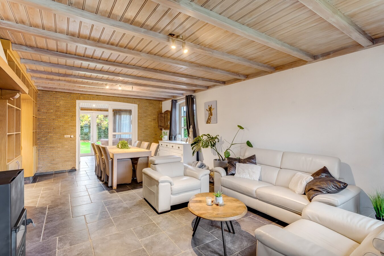 Vrijstaande woning met inpandige garage gelegen op een perceel van 784 m2 te Arendonk. 