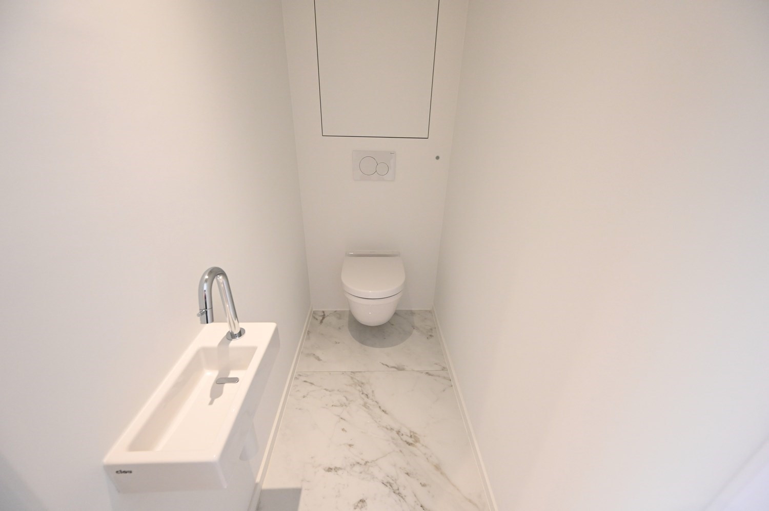 Non meublé - Neuf - Appartement luxueusement rénové avec 3 chambres et une vue dégagée sur la place du Bourgmestre Frans Desmidt. 