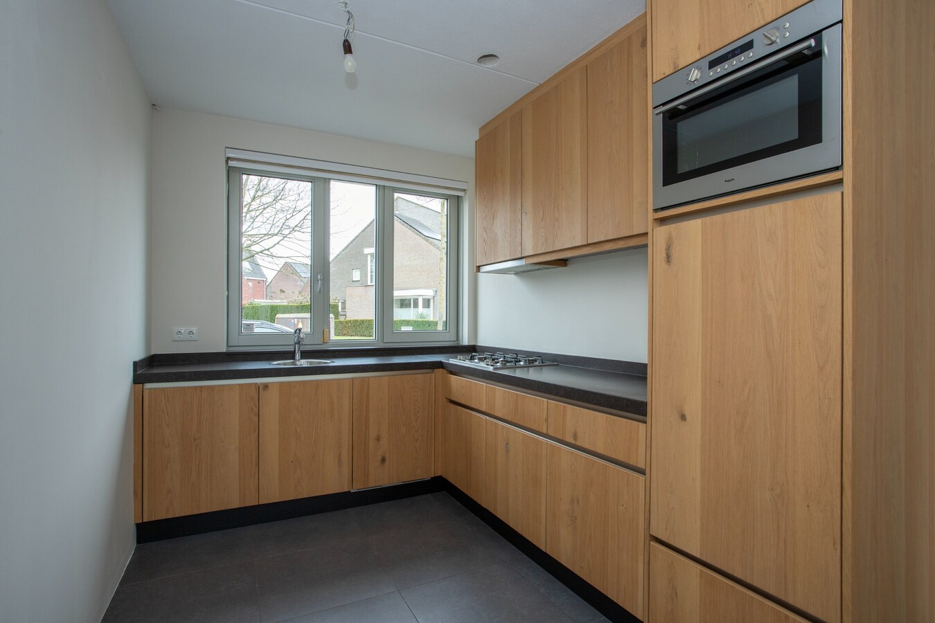 Moderne hoekwoning uit 2016 gelegen in een jonge en kindvriendelijke woonwijk in Lage Mierde. 