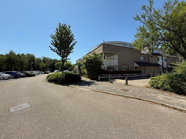 Royale hoek-eengezinswoning met 155 m² wooncomfort en 5 kamers, riante tuin en dakterras. 