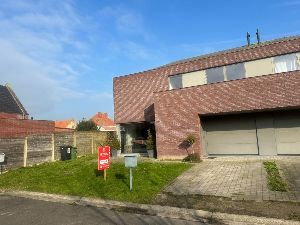 Ruime halfopen woning op het einde van doodlopende straat 