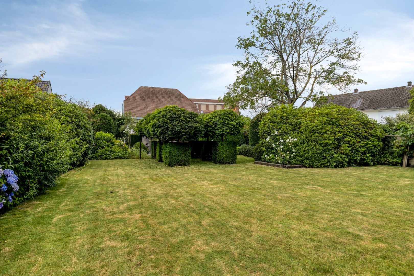 Statige woning met prachtige tuin op een unieke ligging in Geel-centrum 